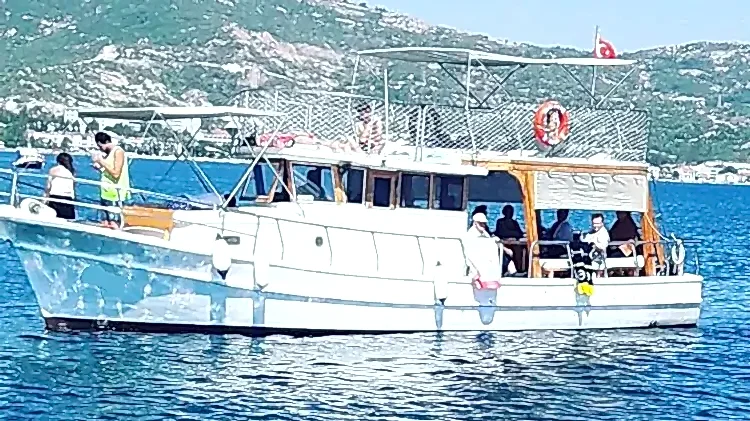 Foça Kiralık Tur Teknesi