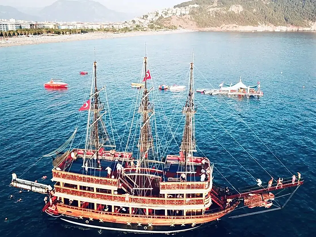 Alanya'da Eğlenceli Tekne Gezileri