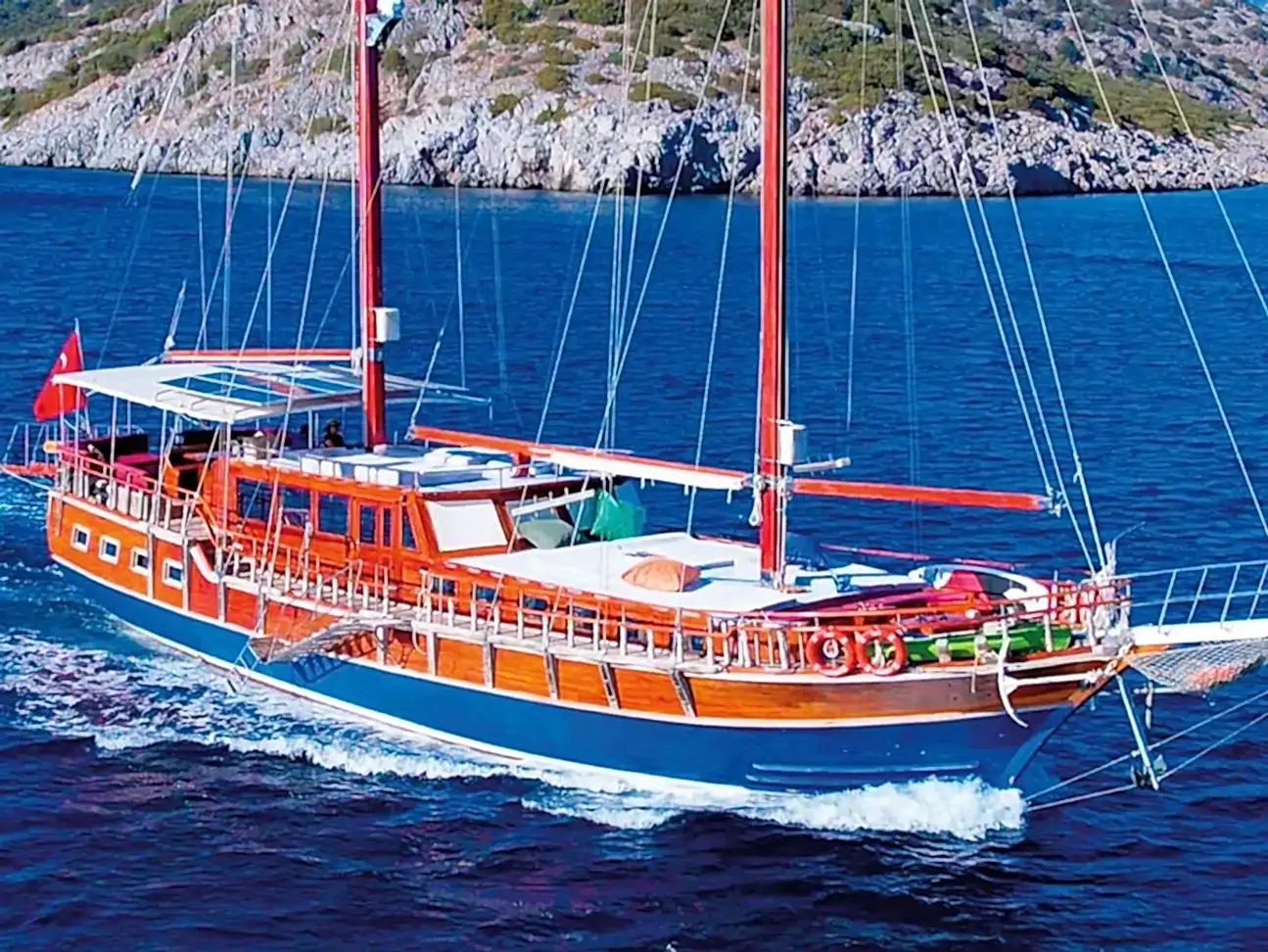Bodrum'da 6 Kamaralı Gulet